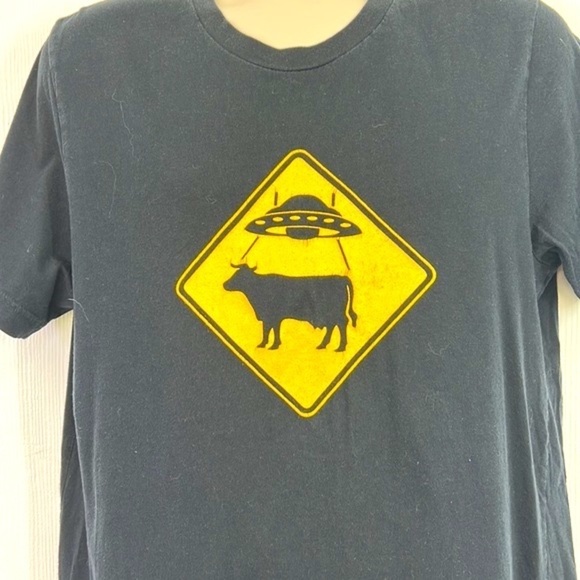 Canvas & Bella  - UFO Cattle Crossing Black And Yellow Short Sleeve T Shirt LG - Picture 3 of 10
